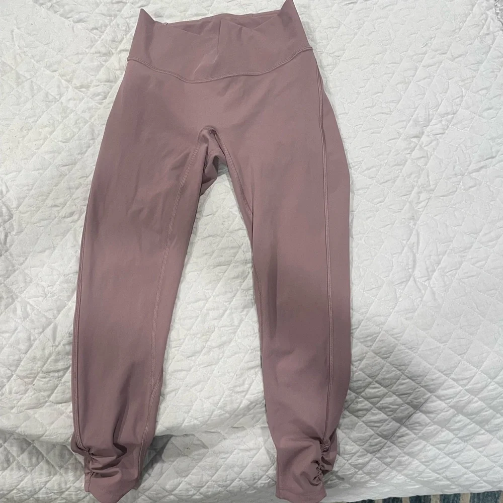 Rose Lululemon legging. Size 6 with scrunch detail on ankle. - Picture 4 of 5